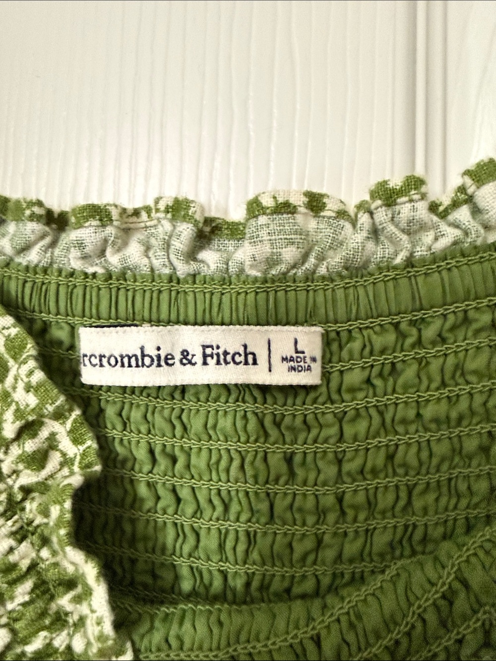 Abercrombie & Fitch Puff Sleeve Smocked Bodice Midi Dress in green - Picture 3 of 6